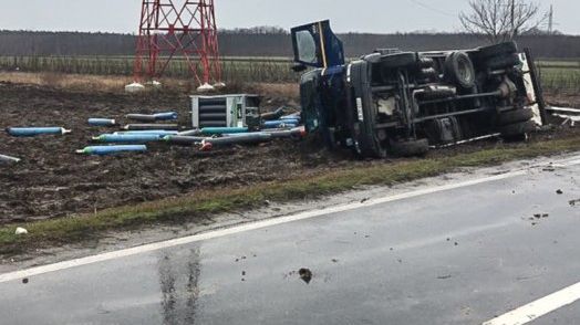 Panică pe DN41: un TIR încărcat cu tuburi de oxigen și acetilenă s-a răsturnat 