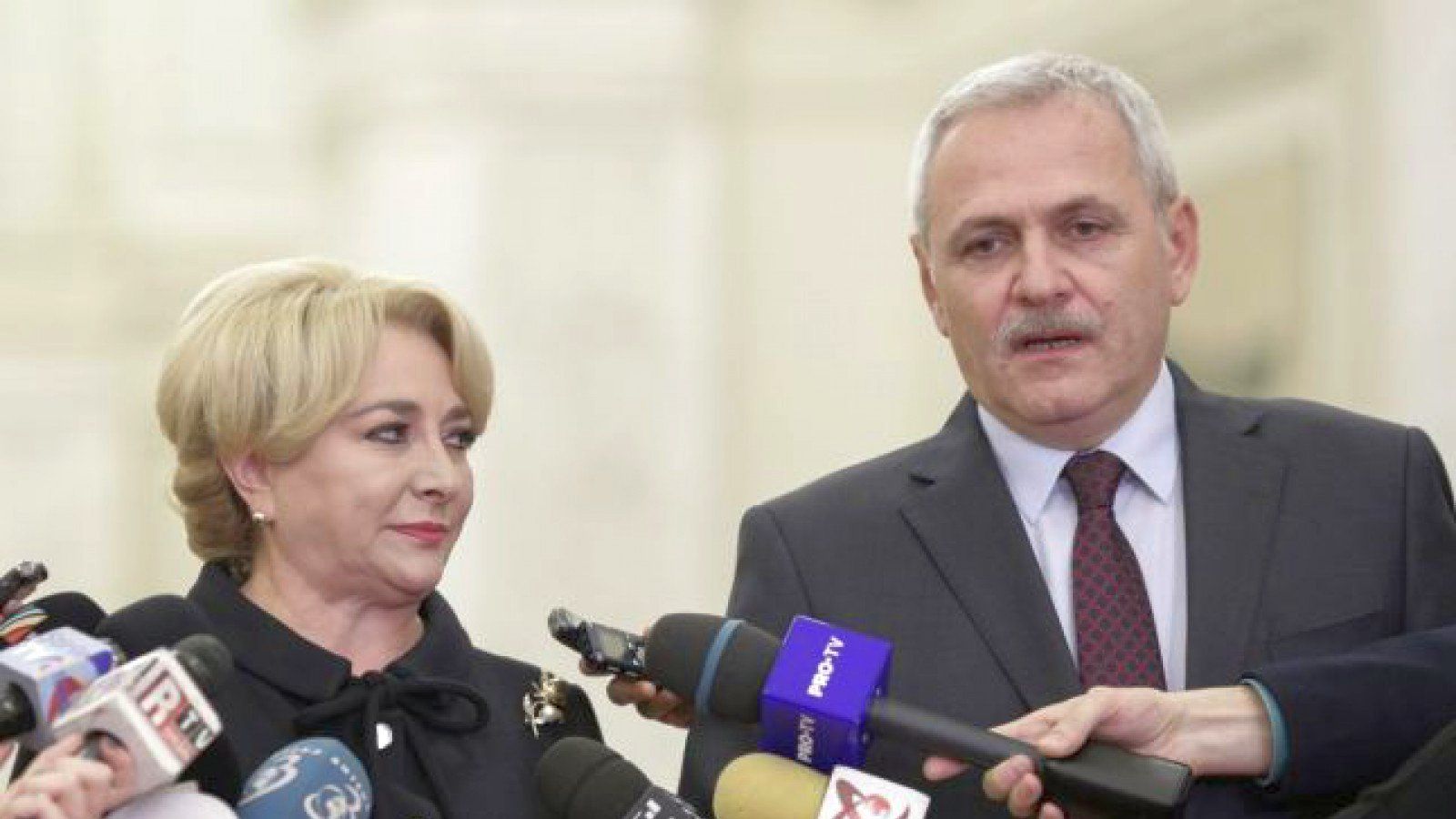 Guvernul, criticat dur de investitorii străini. "Decizii luate după ureche"