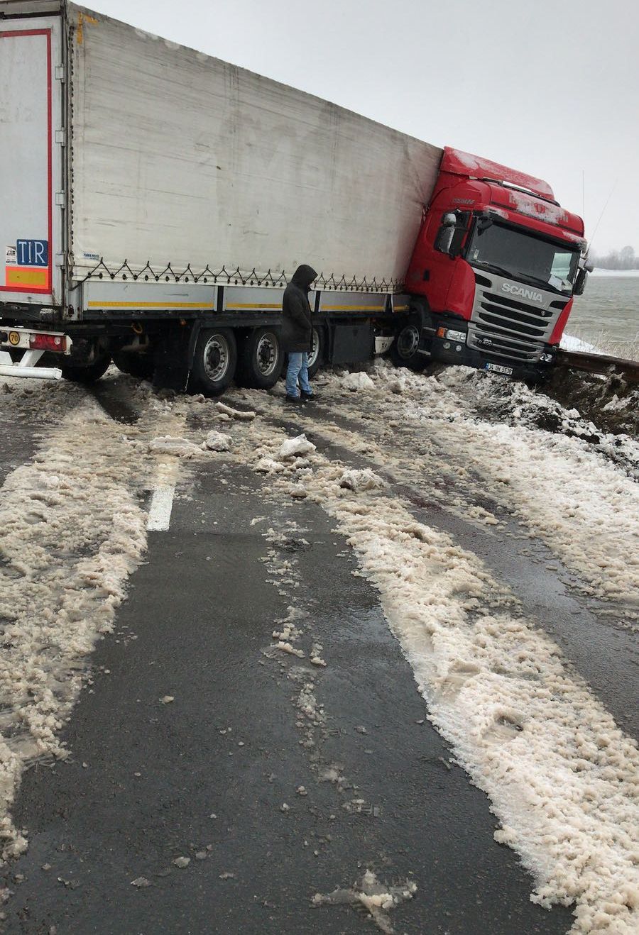 DN 3, drumul care leagă Constanţa de Bucureşti, blocat de un TIR derapat
