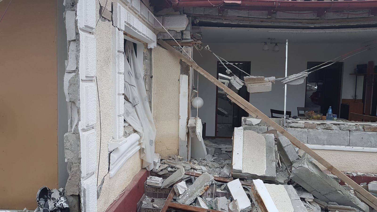 Explozie puternică la Năvodari - o casă distrusă, două persoane rănite