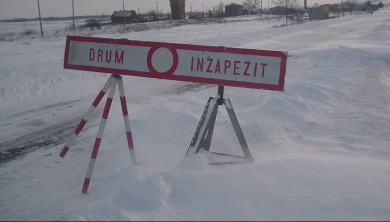 Autocar cu 46 de copii, blocat la Păltiniş din cauza zăpezii - UPDATE 