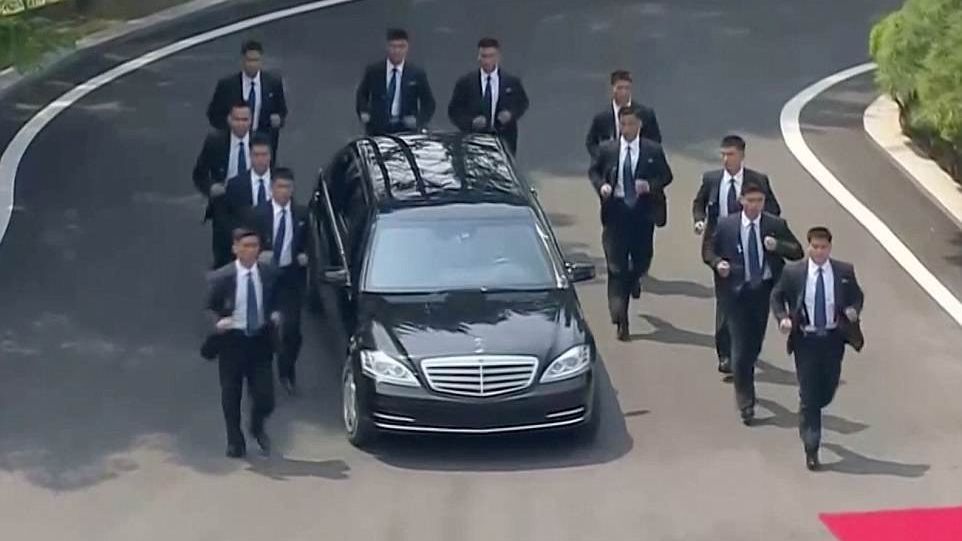 Imagini fabuloase. 12 bodyguarzi au alergat lângă limuzina lui Kim Jong-un, fără să obosească