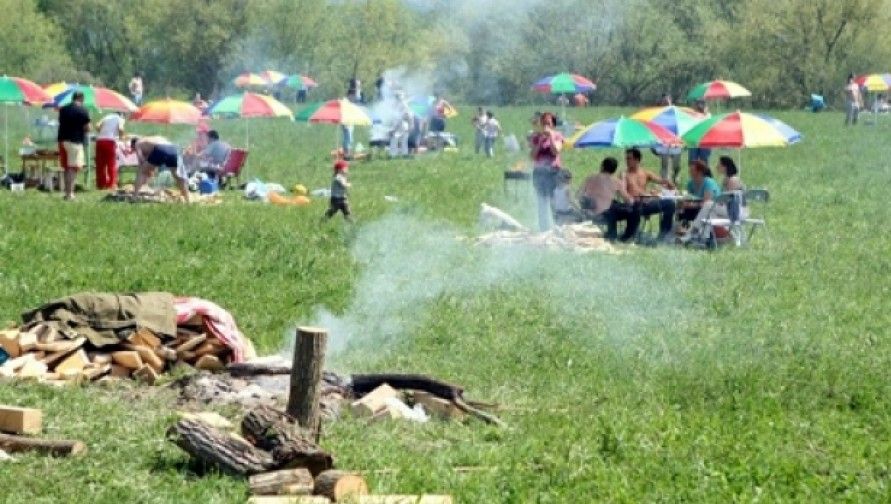 Jumătate dintre români stau acasă de 1 MAI - sondaj