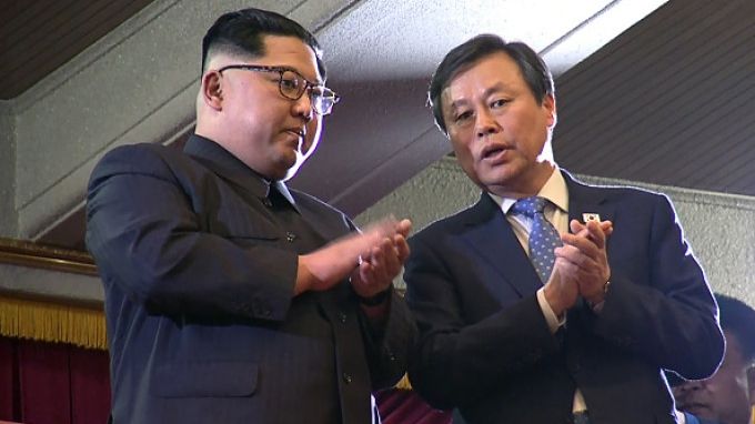 Preşedintele sud-coreean Moon Jae-in şi liderul nord-coreean Kim Jong Un