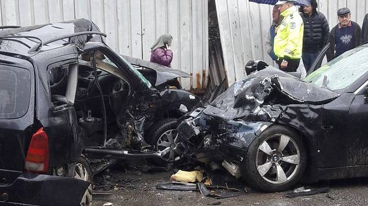 Doi morţi şi nouă răniţi, după un accident îngrozitor în Baia Mare. Şapte oameni, într-o maşină