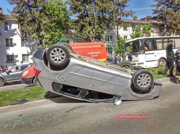 Accident spectaculos în Vaslui. O femeie şi copilul, răniţi. Ducea fetiţa la împărtăşanie