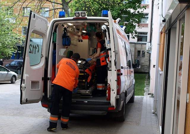 Întâlnire amoroasă cu final nefericit.Un tânăr a sărit de la etaj, după ce rudele iubitei l-au prins