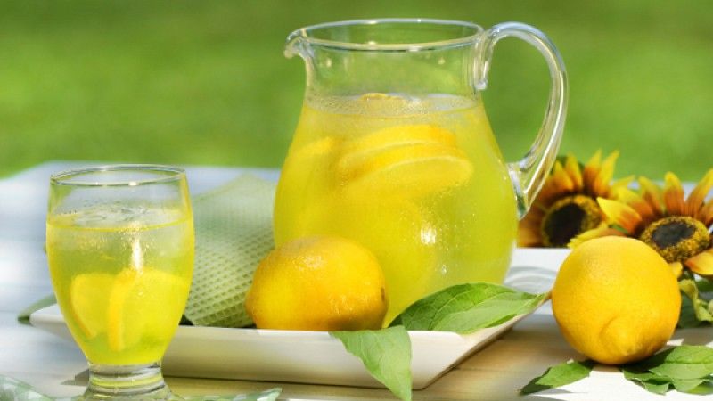 Apă plată cu lămâie? Acest obicei alimentar îţi face extrem de rău. Iată motivul