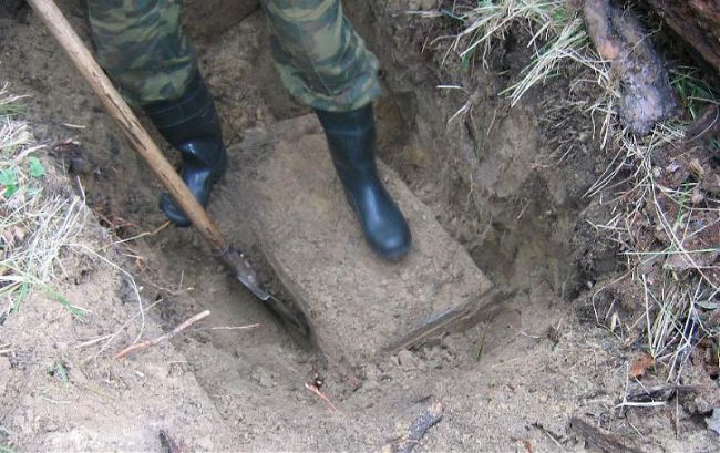 Umbla prin pădure cu detectorul de metale când a găsit o comoară.A deschis cutia, i-a schimbat viaţa