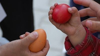 Până acum ai ciocnit greşit ouăle roşii de Paşte. Iată cum se face corect acest lucru!