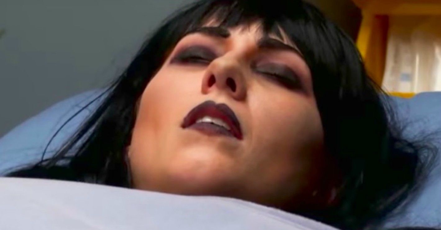 Femeia care se crede moartă. Ea este cadavrul-viu, bruneta care a revenit din morţi