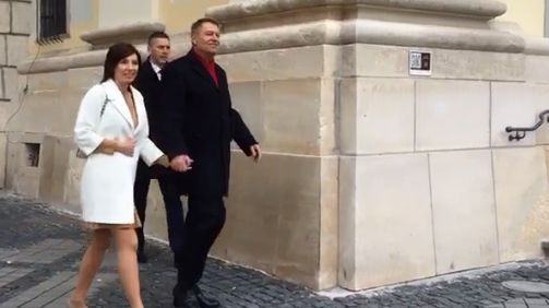 Klaus Iohannis, din nou la biserică, la slujba din prima zi de Paşti, alături de soţie