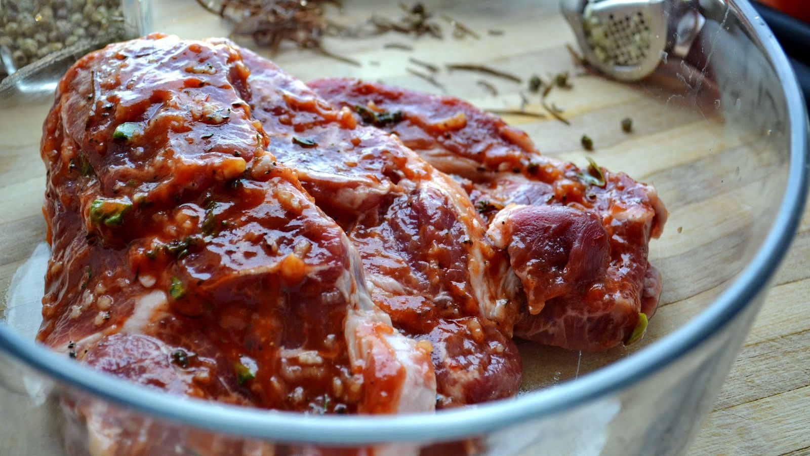 Cel mai bun ingredient pentru a marina carnea. Secretul marilor bucătari este dezvăluit 