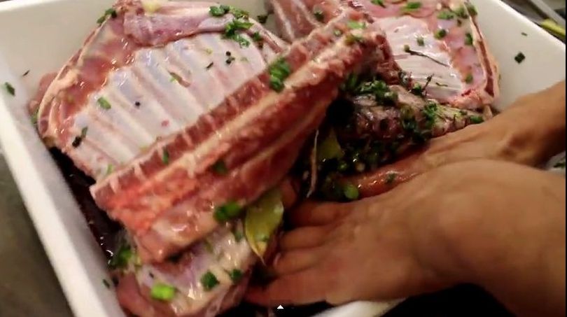 FRIPTURĂ DE MIEL // Cum se marinează corect carnea de miel, în vin și mirodenii! REȚETĂ VIDEO