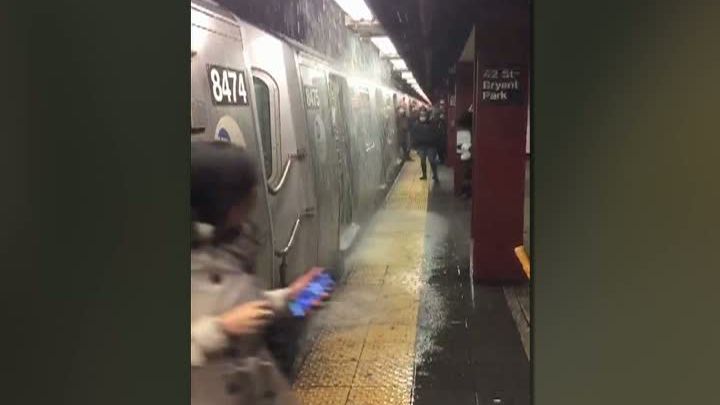 Inundaţie la metroul din New York - scări transformate în cascade