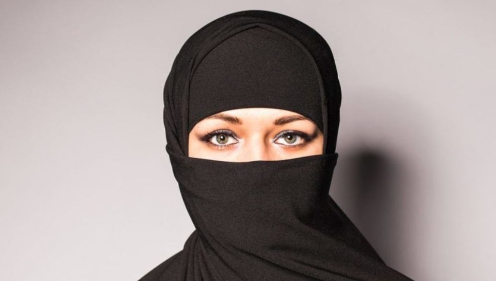 Interzicerea vălului islamic în școli, declarată neconstituțională în Austria 