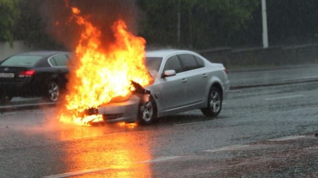 Autoturism în flăcări pe DN6: O mașină a luat foc în mers