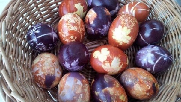 Ouă de Paşte în foi de ceapă. Cum vopsim ouăle de Paşte natural, fără să folosim chimicale