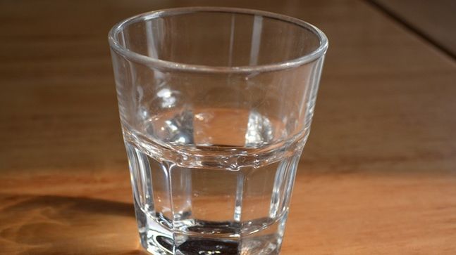 Ce se întâmplă în corpul tău dacă bei apă pe stomacul gol în fiecare dimineaţă