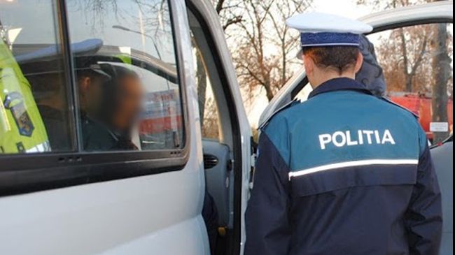 Șofer beat, rănit după ce s-a răsturnat cu microbuzul
