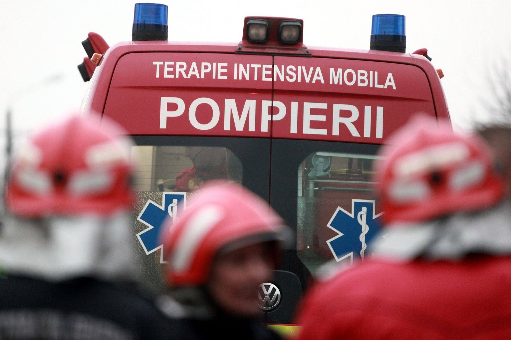 Un microbuz care transporta persoane şi materiale textile a luat foc în mers