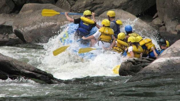 Tragedie în Gorj. Instructor de rafting, mort înecat în Jiu, sub ochii turiştilor!