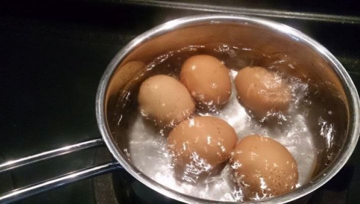 Cum să fierbi ouăle ca să nu se spargă în oală