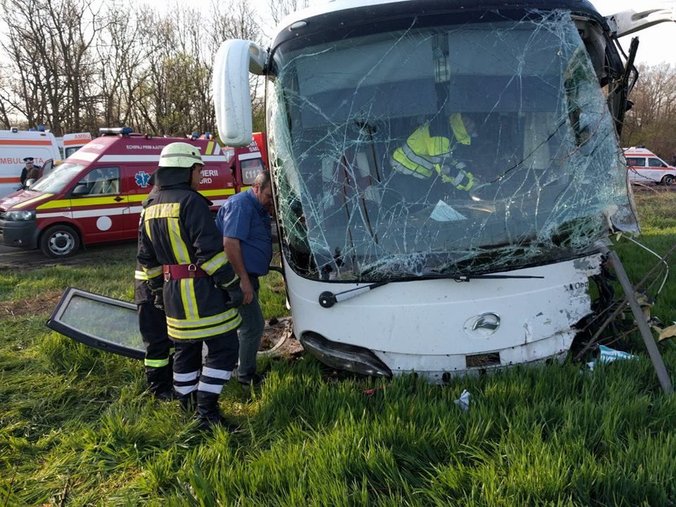 Impact devastator între un microbuz şi un autoturism, în jud. Teleorman. Planul Roşu, activat