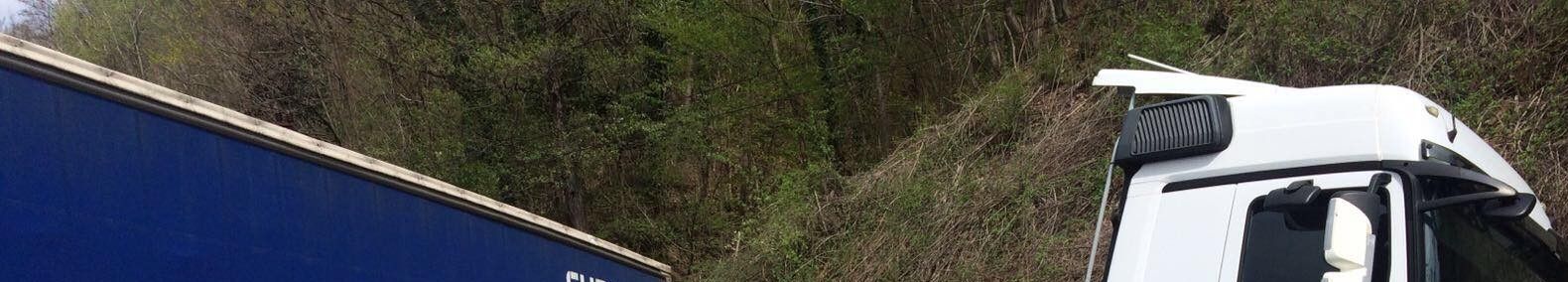 Imagine fabuloasă! Cum a putut să derapeze un TIR, e cascadorie de Hollywood! 