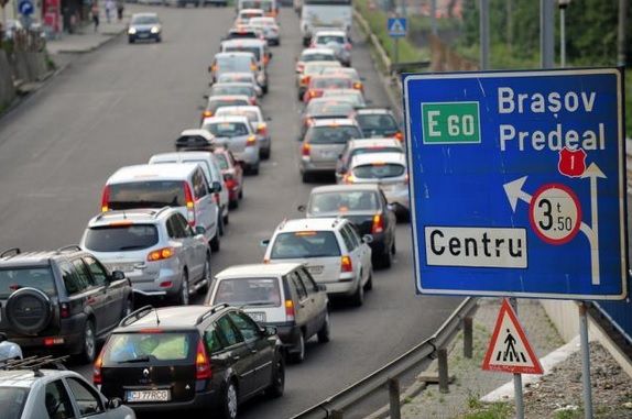 Trafic intens pe Valea Prahovei, poliția face apel la șoferi să folosească și rute ocolitoare (foto - arhiva)
