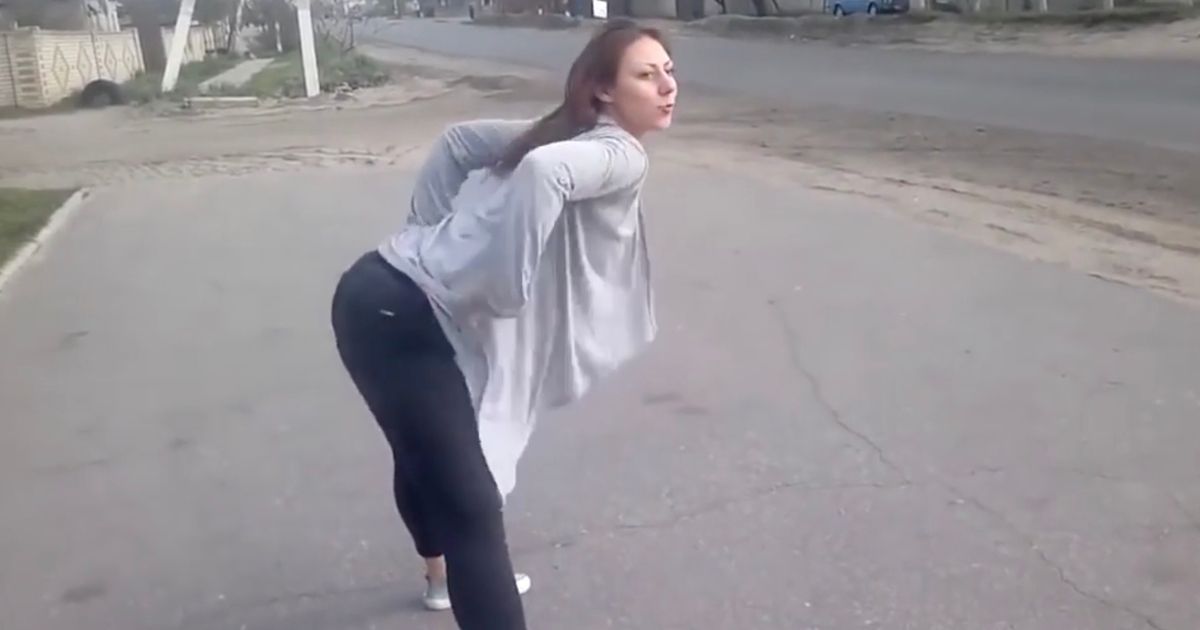 Au pus o femeie pe marginea drumului ca să-i distragă pe șoferi. Ce a urmat, de necrezut  