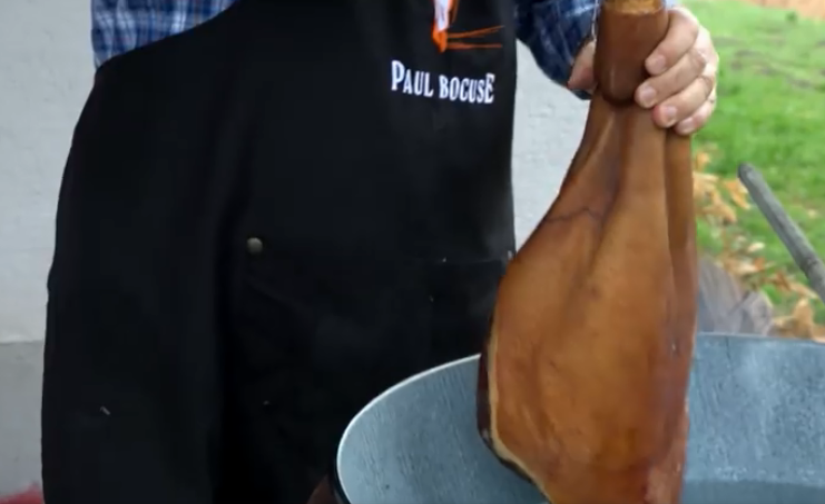 E viral! Unul dintre cei mai puternici politicieni ai Europei te învaţă să faci şuncă (VIDEO)