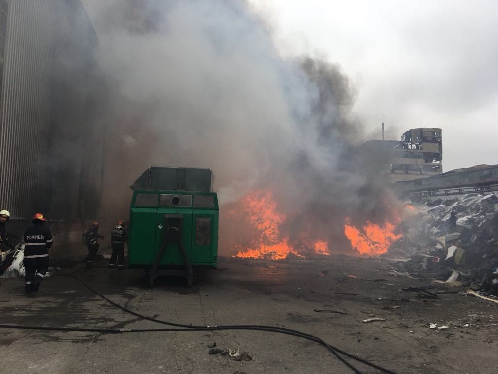 Incendiu devastator în Prahova. A ars un depozit cu peste 300 de tone de materiale plastice