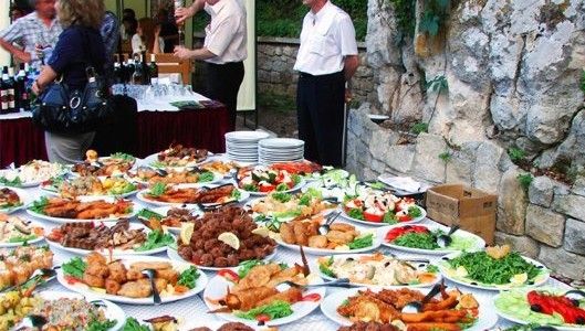 All inclusive, sau „mânânci cât poți” - în varianta românească. Foto/Arhivă