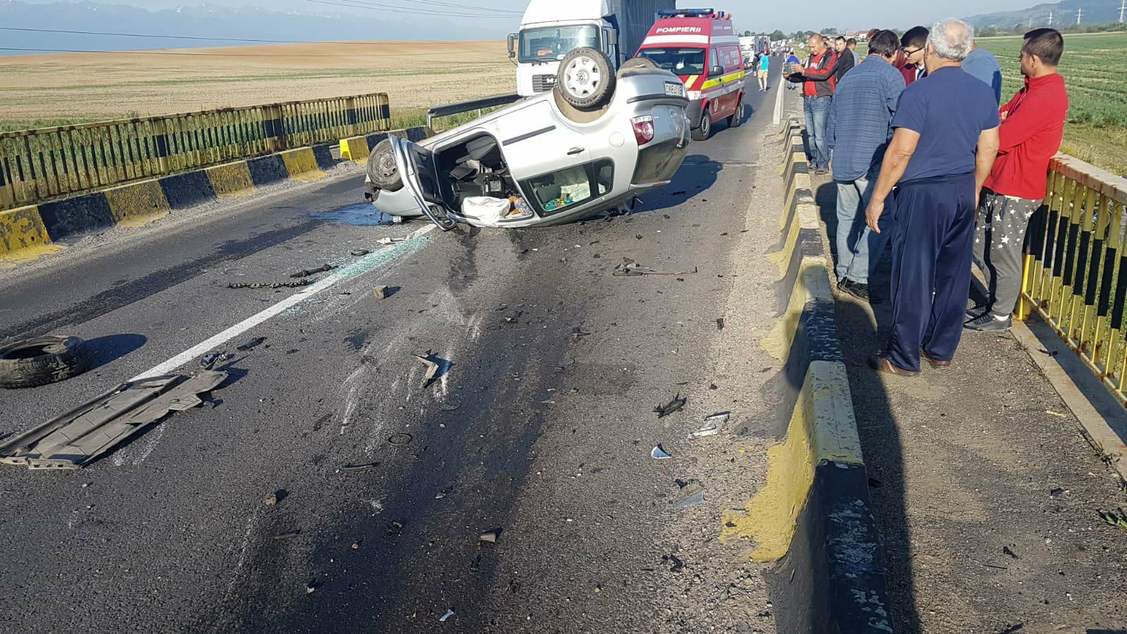 Accident grav pe DN1. Două mașini s-au ciocnit frontal