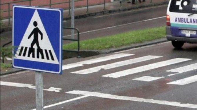 ŞOCANT: Un copil, accidentat pe trecerea de pietoni. Femeia de la volan, bătută de tatăl victimei