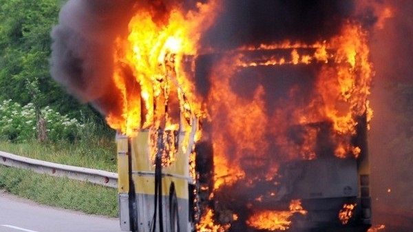 Autocar cu 50 de oameni, cuprins de flăcări, în Pasul Gutâi