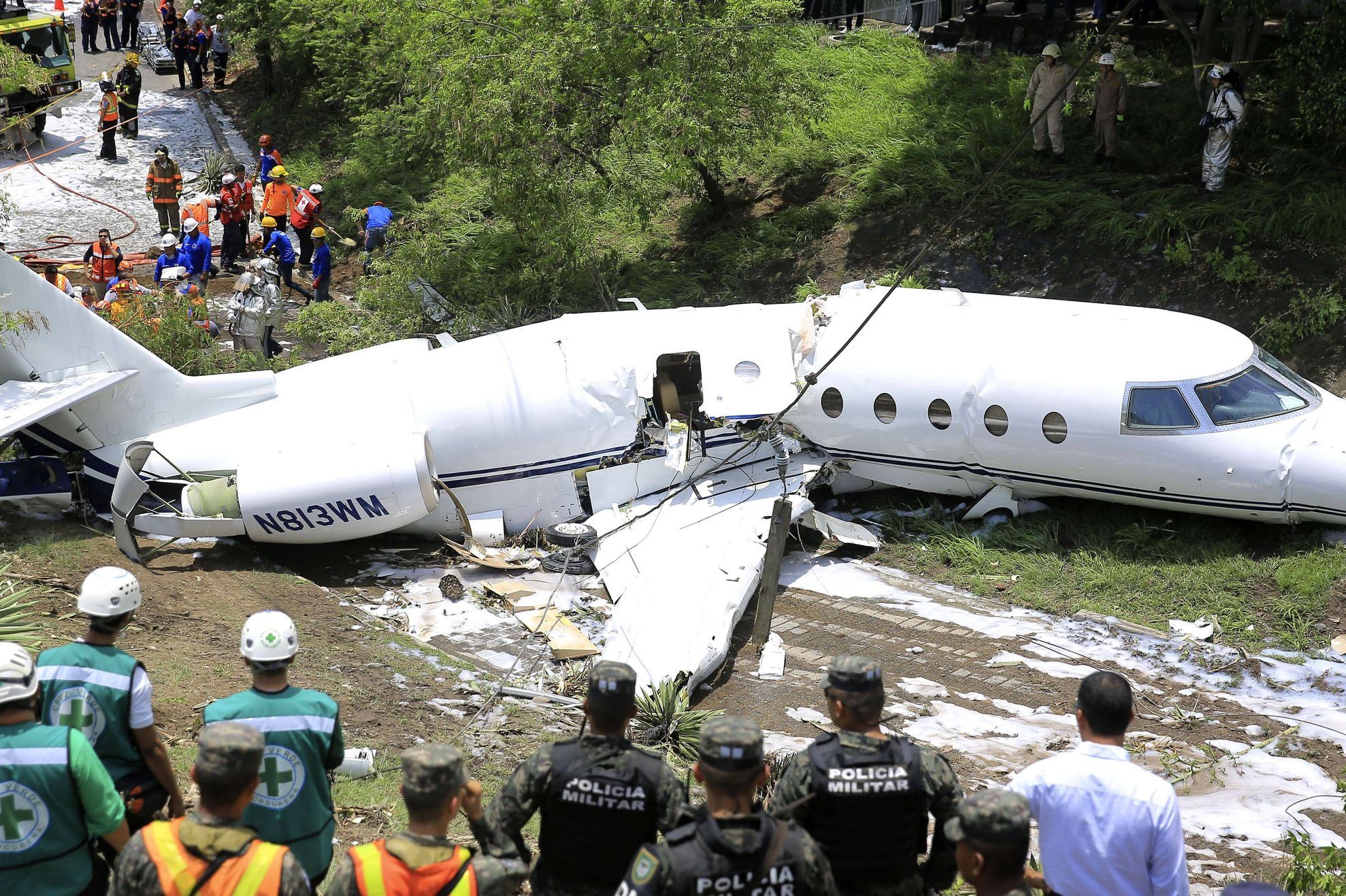 Panică: un avion s-a rupt în două, după ce a ratat aterizarea
