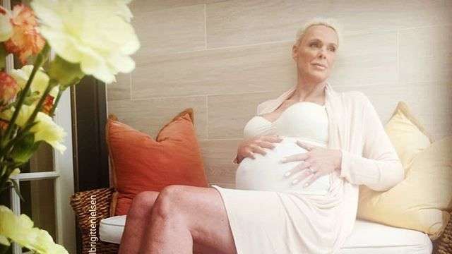 O cunoscută actriţă a confirmat că este însărcinată! Are 54 de ani!