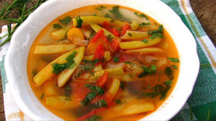 Ciorbă de fasole verde. Se prepară uşor şi este foarte gustoasă