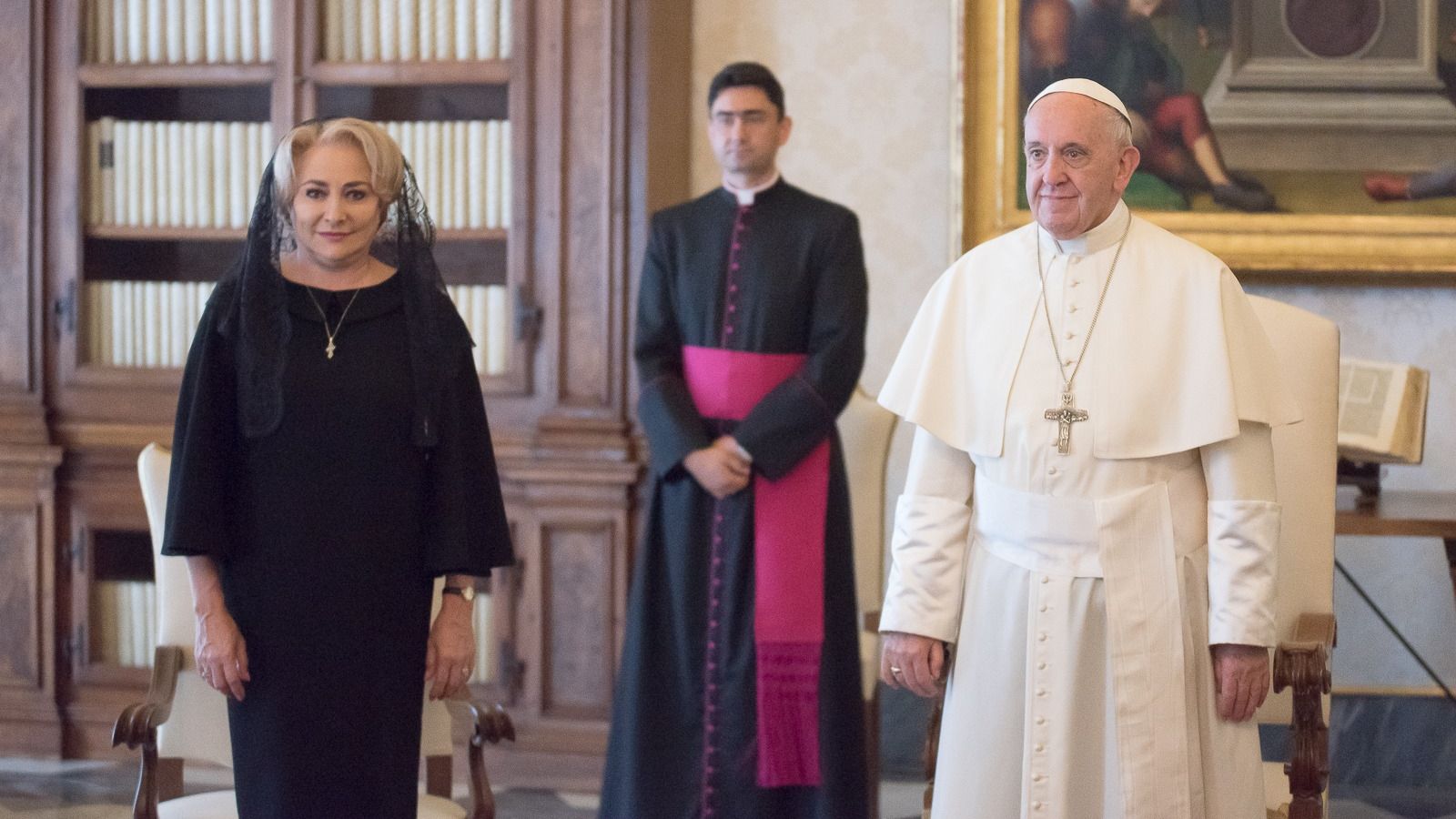 Primele imagini cu Viorica Dăncilă la Vatican. Reacţia Papei Francisc, când a primit cadourile