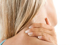 Cum poți combate durerile de gât. Iată ce trebuie să faci exact!