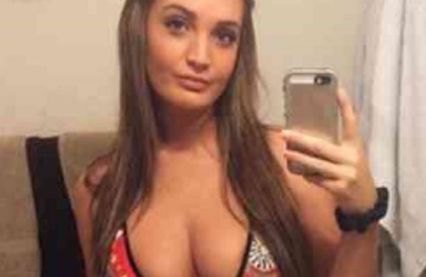 Bomba sexy care nu mai iese din casă după ce a făcut un selfie