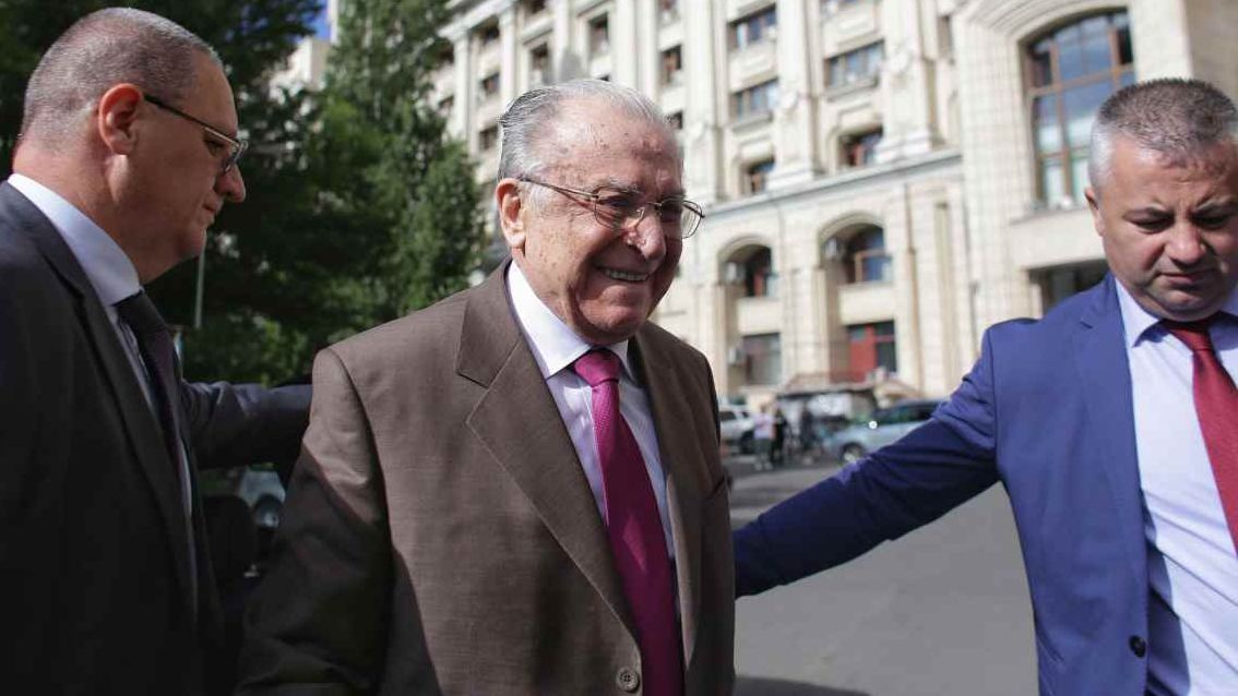 Ion Iliescu, gest şocant la Parchetul General, când a auzit strigându-se "Criminalule!"