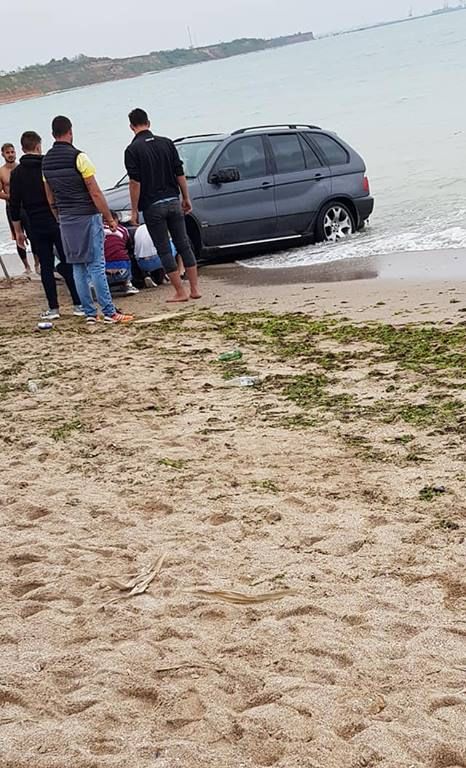 Aroganţă în Vama Veche. Un şofer din Brăila şi-a dus BMW-ul pe plajă, până la valurile mării 