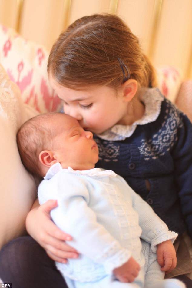 Primele imagini oficiale cu prinţul Louis, fotografiat alături de prinţesa Charlotte