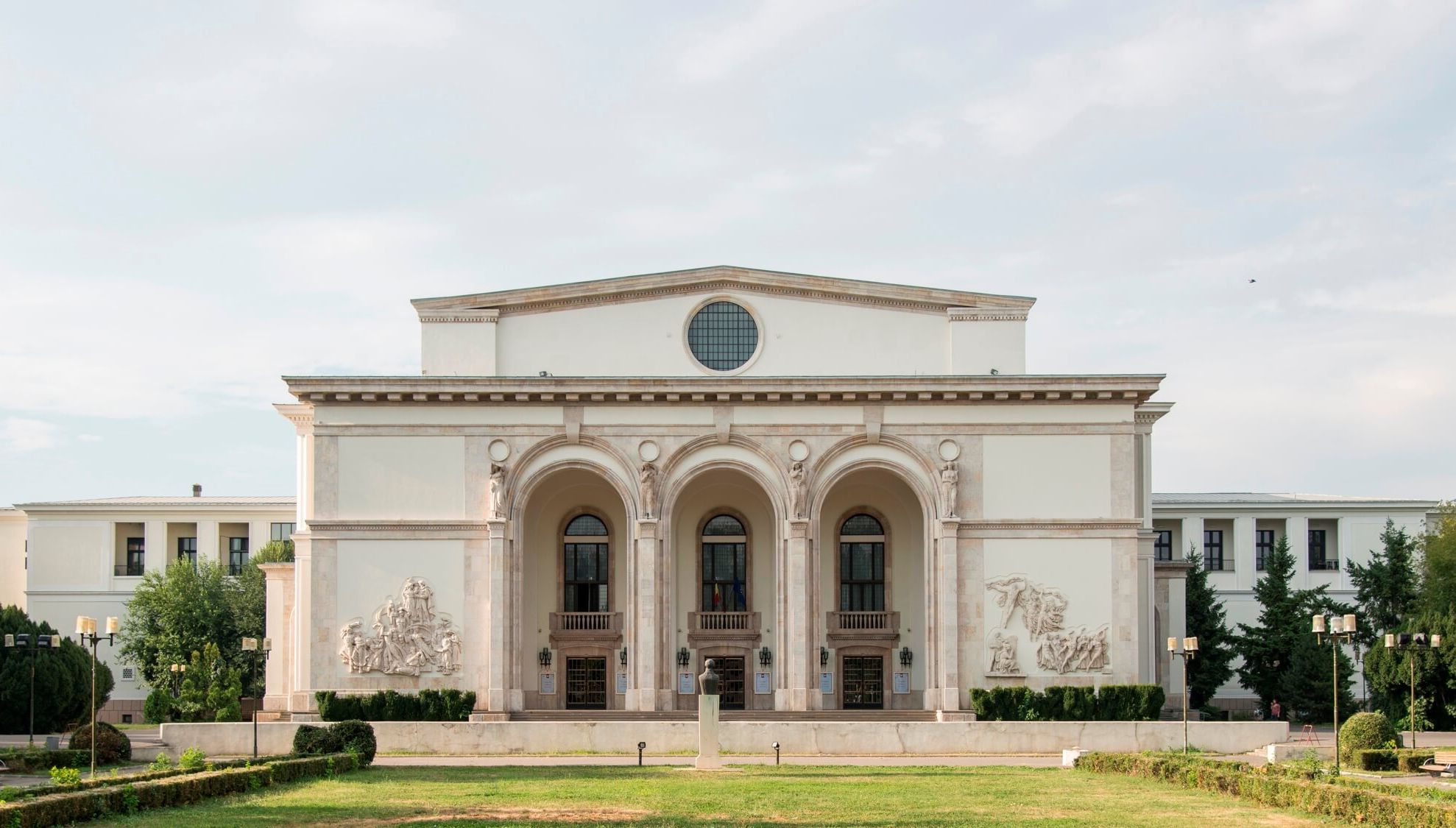 Scandal la Opera Naţională, din cauza contractelor pentru colaboratori