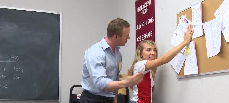 Sex la şcoală, un profesor cu eleva lui. Au apărut poze din timpul amorului interzis