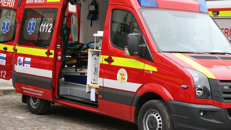 DRAMĂ: O fetiţă de un an a murit după ce naşul ei a lovit-o cu maşina din greşeală