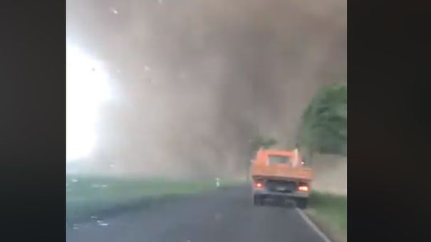 Tornadă din senin - 2 persoane grav rănite. Imagini de coşmar